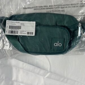 Alo Yoga Explorer Fanny Pack Winter Ivy Green Belt Bag Waist Crossbody NWT